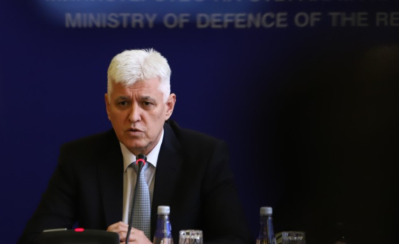 Димитър Стоянов: Отляво на Кирил Петков стои Бойко Борисов, арестуван от Кирил Петков за корупция, отдясно - Пеевски, който е обвинен от самия Петков за корупционер