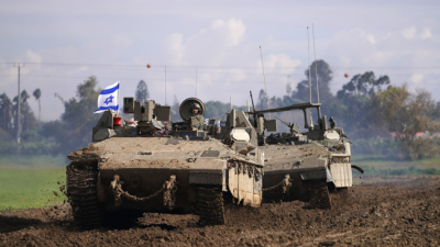 Израелски войници се придвижват с военна техника в Южен Израел близо