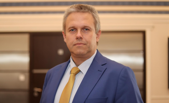Министърът на електронното управление още ходи с охрана след заплахите от Кирил Петков