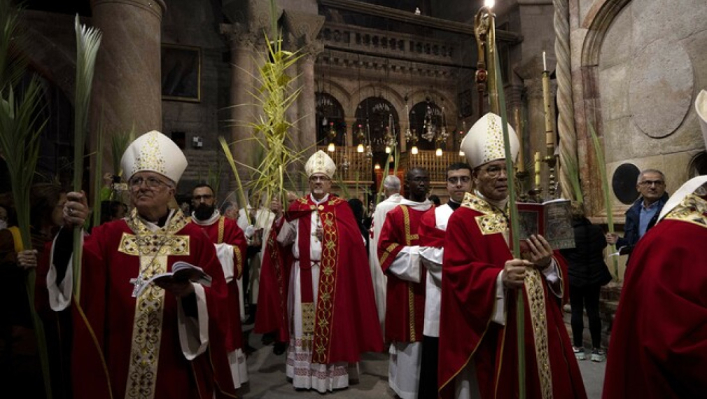 Пиербатиста Пицабала, латинският патриарх на Йерусалим (в средата), участва в