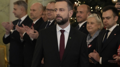 Полският министър на отбраната Владислав Кошиняк Камиш в центъра заяви в интервю