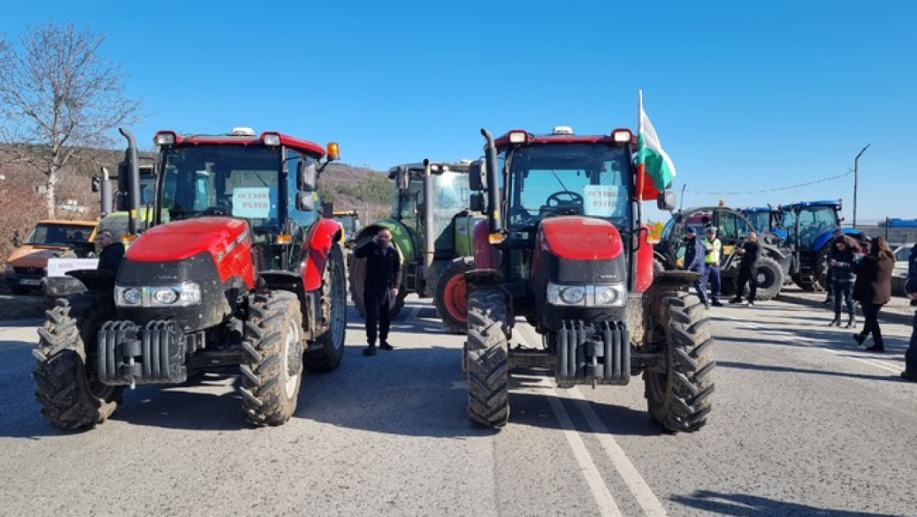 Протестиращи земеделци затвориха пътя София-Варна в района на с. Шереметя