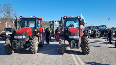 Десетки земеделски машини и трактори затвориха главния път София Варна в