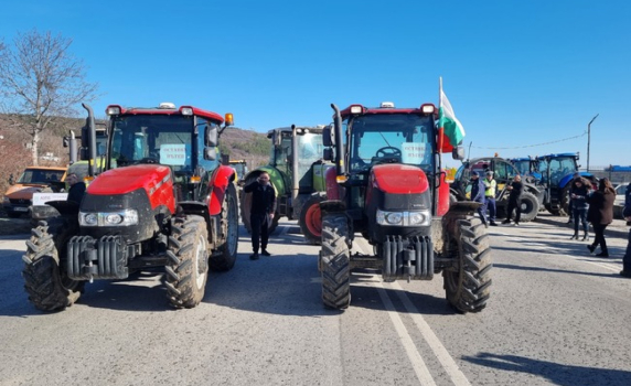Протестиращи земеделци затвориха пътя София-Варна в района на с. Шереметя