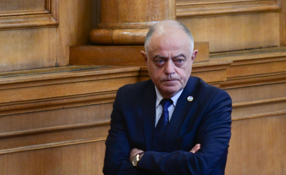 Според Атанасов ваучерите за храна от ДАР за служителите са пробив в националната сигурност