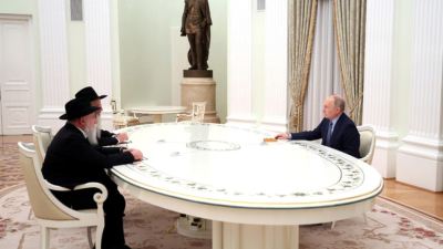 Руският президент Владимир Путин разговаря с главния равин на Русия