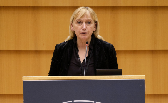 Елена Йончева: Европа мълчи за надигането на фашизма