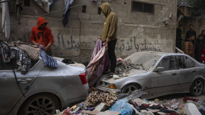 Палестинци оглеждат разрушения след израелски въздушен удар в град Рафах