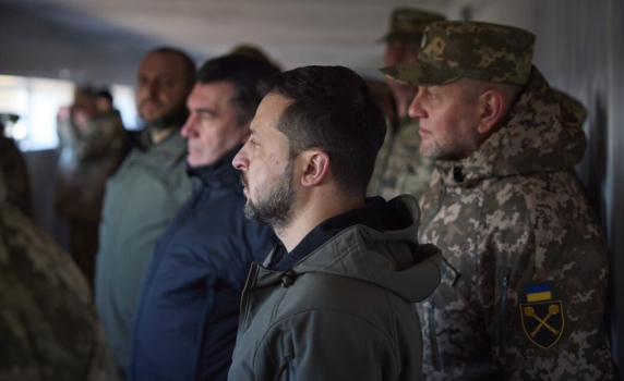 "Блумбърг": Зеленски рискува да влезе в ролята на изпаднал лидер след грозния скандал със Залужни