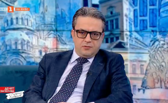 Тома Биков: Денков има нулева експертиза във външната политика. Убеден съм, че не е чел дори "Дипломацията" на Кисинджър