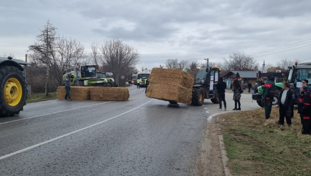 Фермери затвориха с мляко и бали пътя Русе - Велико Търново, утре идват с тежка техника в София