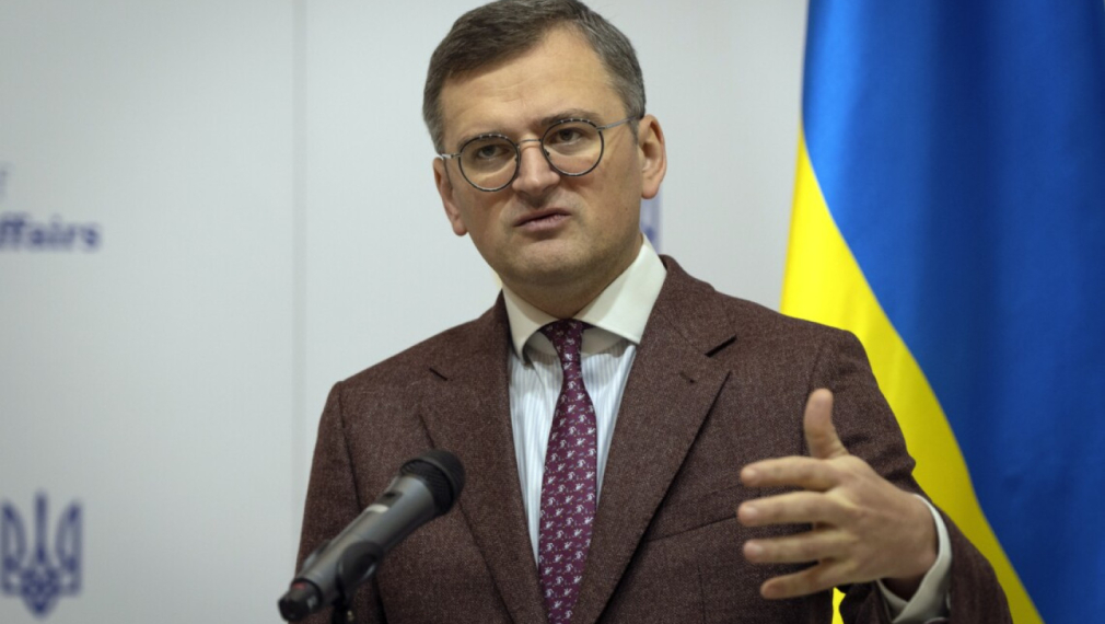 Украинският външен министър Кулеба е хоспитализиран след ухапване от куче