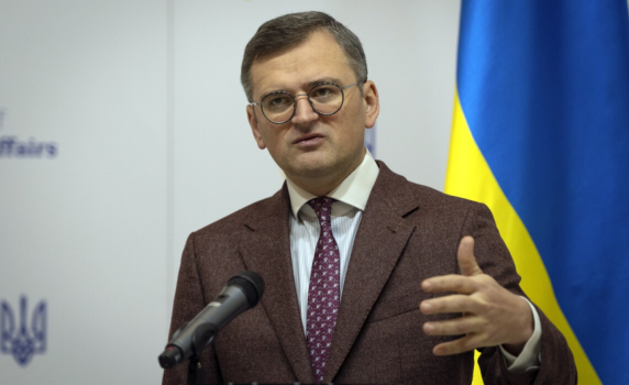 Украинският външен министър Кулеба е хоспитализиран след ухапване от куче