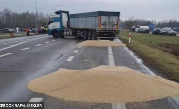 Киев осъди унищожаването на украинско зърно от протестиращи поляци. Варшава обяви, че започва да проверява качеството му