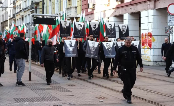 Бъркотия с "Луковмарш": Терзиев го забрани, но шествие се проведе