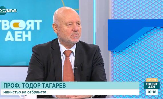 Тагарев: От три седмици армията събира БТР-ите за Украйна от различни поделения
