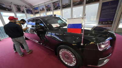 Руската президентска лимузина Aurus Senat изложена на Международния икономически форум