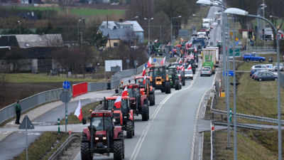 Фермери в Полша възобновиха блокада на около 100 пътища към