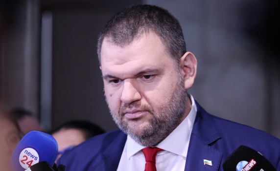 Пеевски: Христо Иванов пи мазно турско кафе в скута ми, докато стане Конституцията. Битката им сега е за КПКОНПИ и прокуратурата