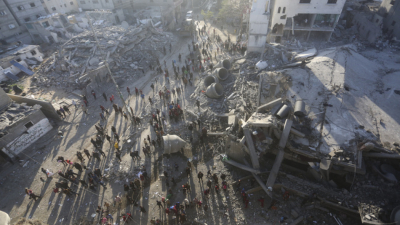 Палестинци оглеждат разрушенията в град Рафах след израелски бомбардировки срещу