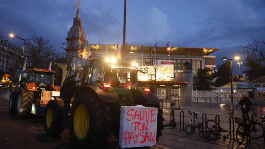 Френски земеделци нахлуха на голямо изложение в Париж с нецензурни изрази по адрес на Макрон