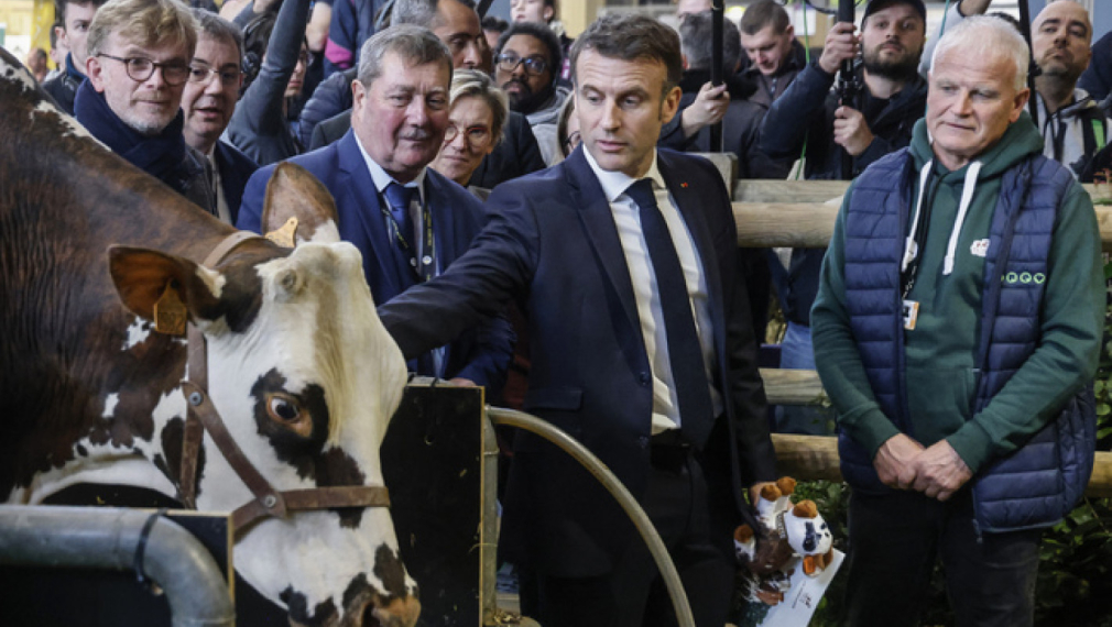 Визитата на Макрон на фермерското изложение в Париж прерасна в хаос