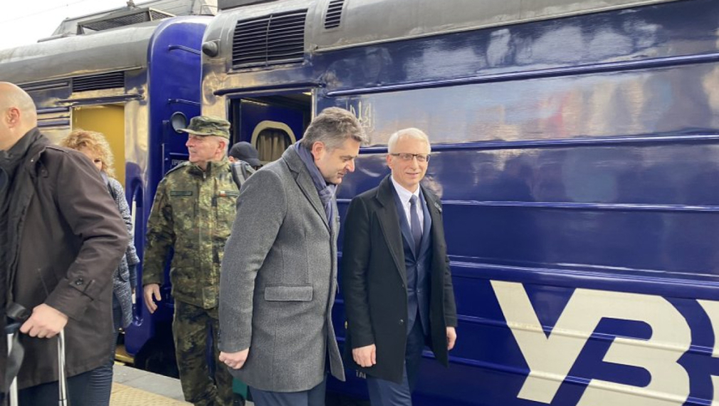 Премиерът Николай Денков пристигна на посещение в Украйна. Българската делегация пътува
