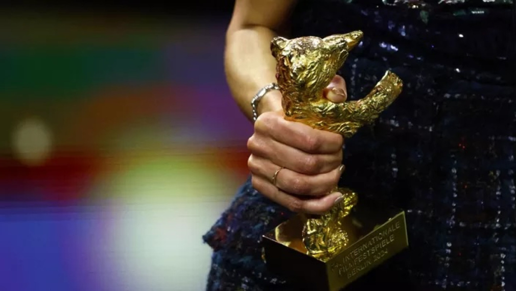 Режисьорката Мати Диоп с наградата Златна мечка за най-добър филм.