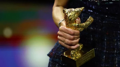 Режисьорката Мати Диоп с наградата Златна мечка за най добър филм