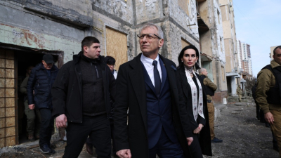 В Киев премиерът Николай Денков посети разрушенията в Соломянския район