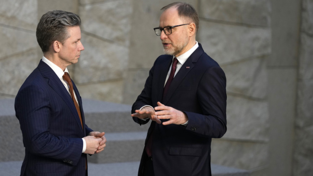 Латвийският министър на отбраната Андрис Спрудс (вдясно) разговаря с шведския