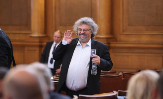 Манол Пейков: Не са ме извеждали квестори, аз предложих на "Възраждане" да пием кафе навън