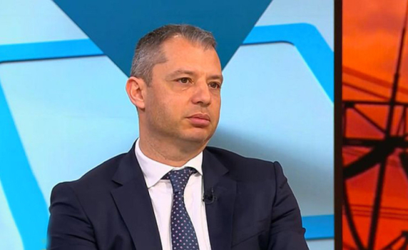 Делян Добрев: Как е възможно да лъжеш обществото за КЕВР така безобразно, Кириле?