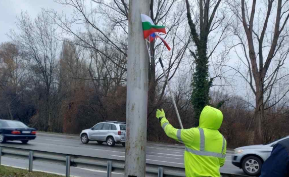 Васил Терзиев: Издирваме хората, закачили руски знамена на стълбове в София