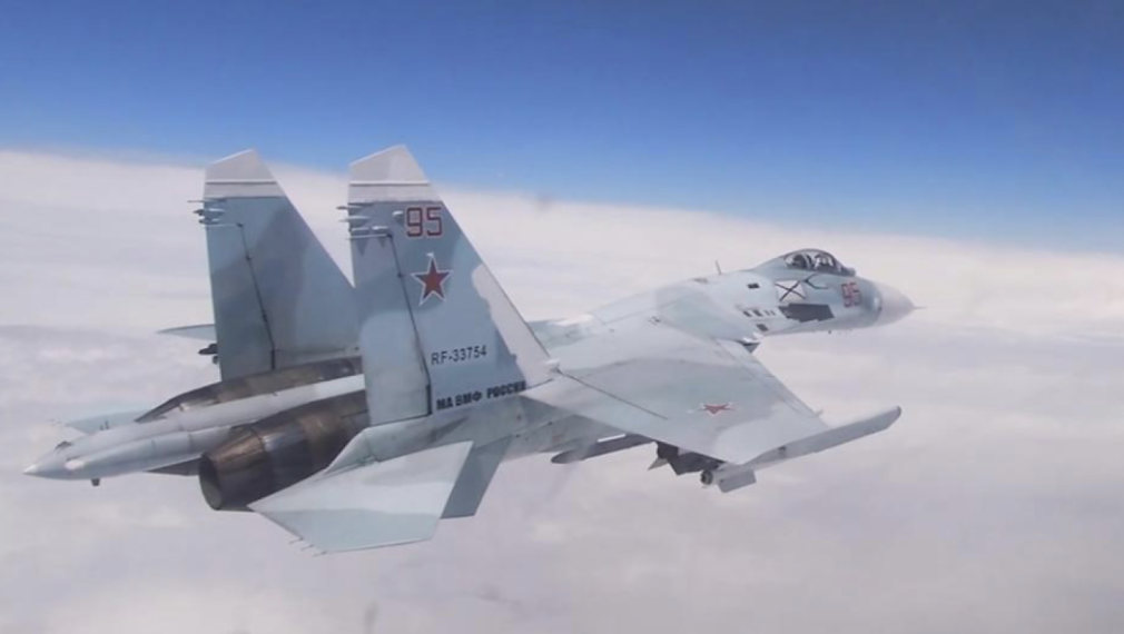 Изтребител Су-27 от Военно-космическите сили (ВКС) на Русия съпроводи самолет
