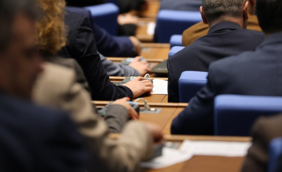Парламентът ще гласува оставката на премиера Николай Денков