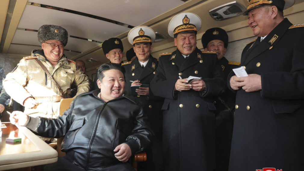Севернокорейският лидер Ким Чен-ун дава указания по време на пробно