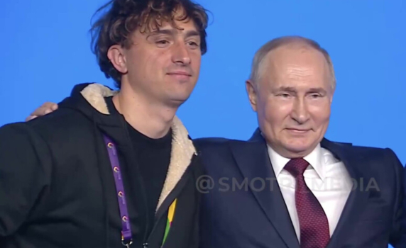 Зам.-председателят на ЕП иска санкции срещу италиански уличен артист, бил на фестивал в Русия и си направил селфи с Путин