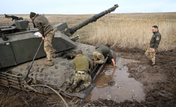 The Sun: Британските танкове Challenger 2 се давят в калта по полетата на Запорожка област (видео)