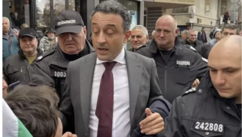Разгневени протестиращи нападнаха Даниел Лорер, а Манол Пейков бе поставен на тясно от Росен Миленов пред парламента (видео)