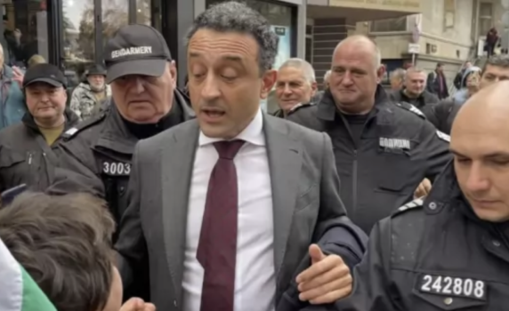 Разгневени протестиращи нападнаха Даниел Лорер, а Манол Пейков бе поставен на тясно от Росен Миленов пред парламента (видео)