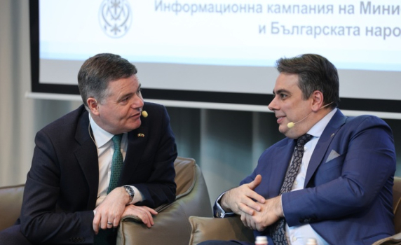 Асен Василев посъветва бизнеса да се забърза и да се готви за преминаване към еврото