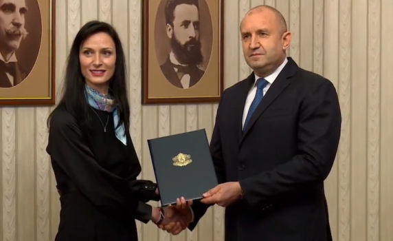 Мария Габриел връща мандата на президента Румен Радев