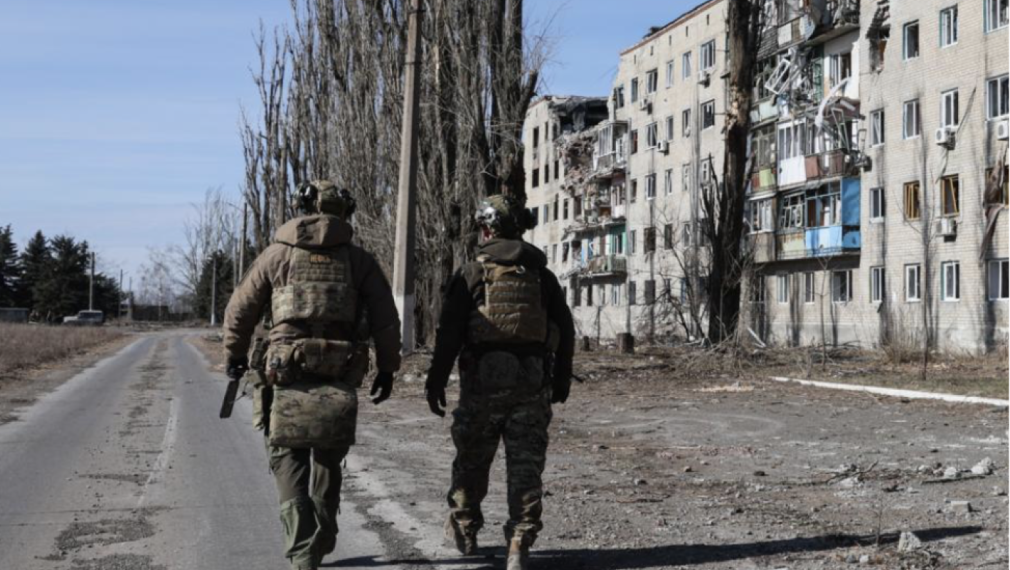 Руснаците са поели огневи контрол над пътищата за снабдяване на украинските сили край Авдеевка