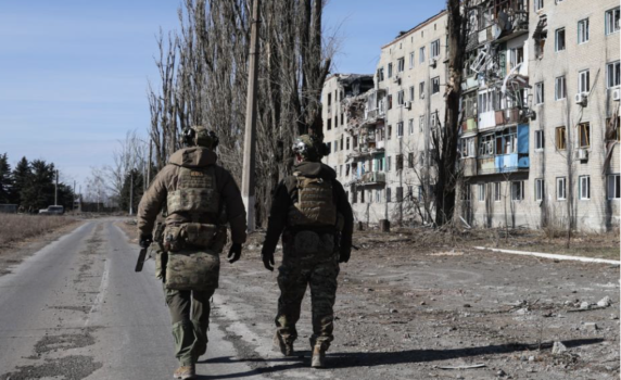 Руснаците са поели огневи контрол над пътищата за снабдяване на украинските сили край Авдеевка