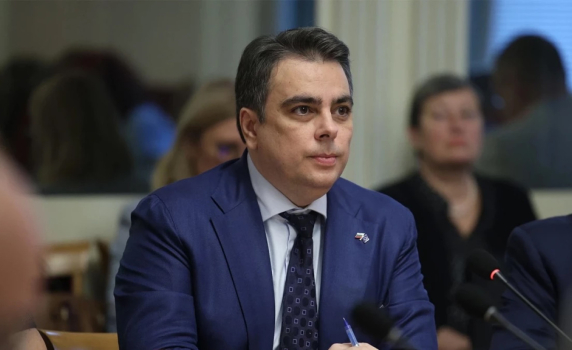"Дневник": Асен Василев самосиндикално се е обявил против Мария Габриел и първия мандат