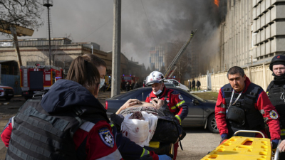 Парамедици евакуират ранен мъж от мястото на руска атака в