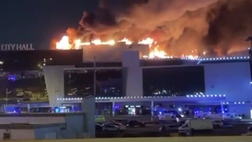 Най-малко трима души са открили огън по хората преди концерт