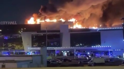 Най малко трима души са открили огън по хората преди концерт