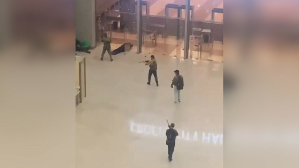 Видео показва как терористите влизат в "Крокус сити хол" в Москва